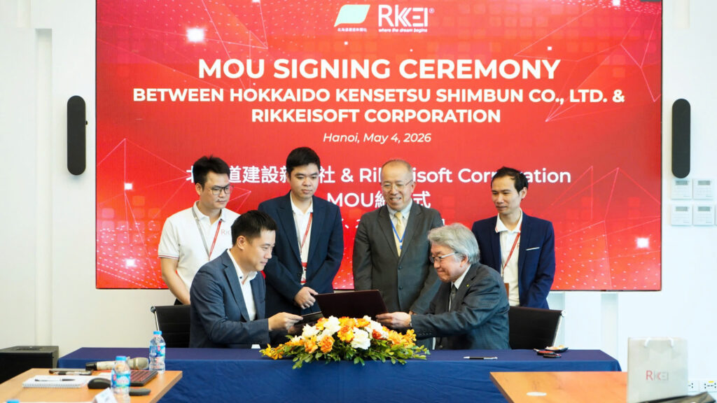 Rikkeisoft and Hokkaido Kensetsu Shimbun Co., Ltd. representatives at the strategic MOU signing ceremony in Hanoi, Vietnam